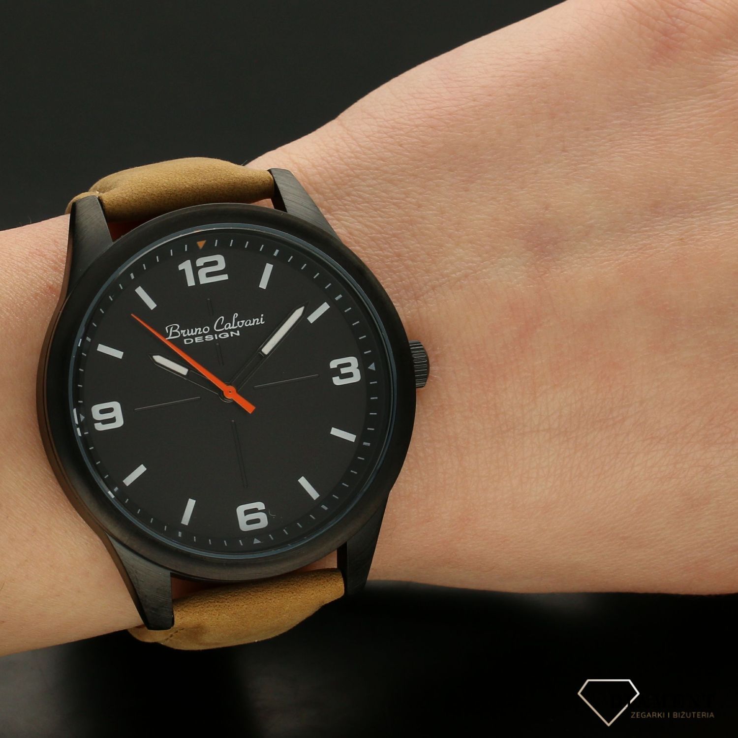 Zegarek męski BRUNO CALVANI BC90273 brązowy pasek.  Zegarek męski z tarczą w kolorze czarnym, pasek wykonany z najwyższej jakości skóry w kolorze brązowym. Tarcza zegarka w kolorze czarnym z białymi indeksami i (4).jpg